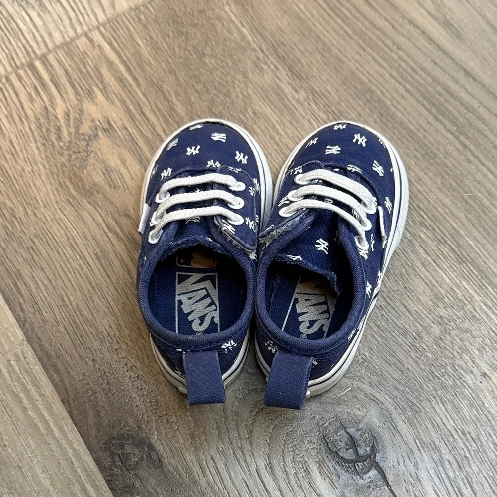 Vans Kids Navy and White Patterned Sneakers New York Yankees toddler